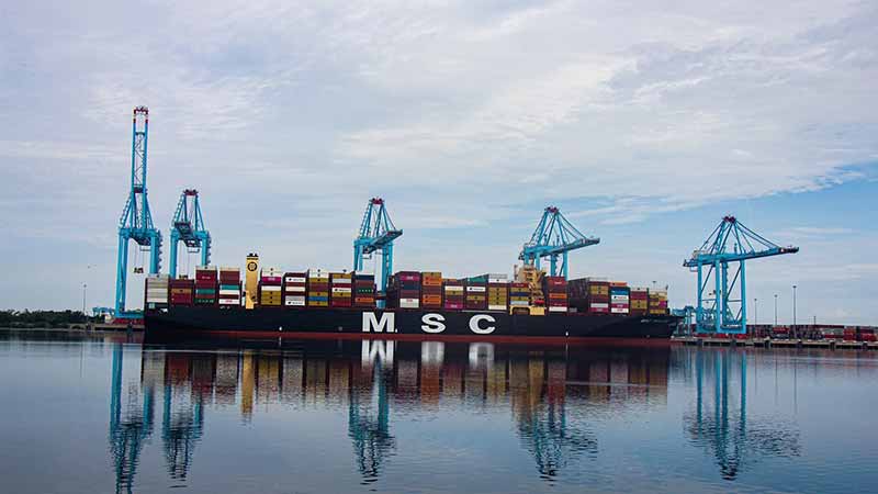 Atraca el gigantesco buque MSC Taylor en el Puerto de Lázaro Cárdenas.