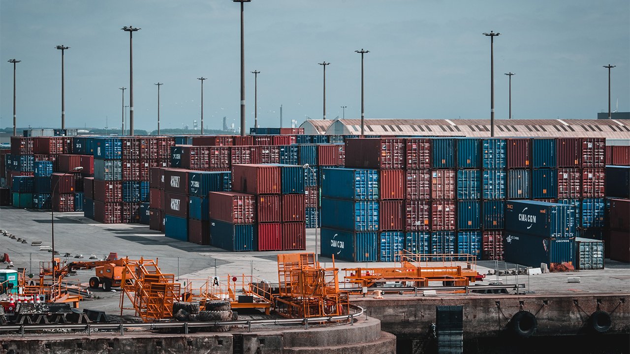 Grupo naviero Maersk espera que persistan retrasos en transporte de carga